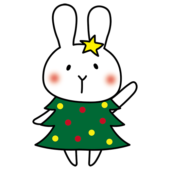 クリスマスツリーの格好をした白いうさぎ