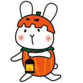 ハロウィンでジャックオランタンの仮装をする白いうさぎ