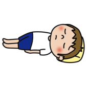 横になって安静にしている子供（男の子）