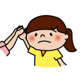 突き指した指を上にあげて圧迫している子供（女の子）