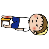 腫れた足を上にあげている子供（男の子）