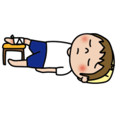 腫れた足を包帯で圧迫している子供（男の子）