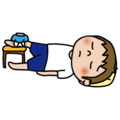 腫れた足を包帯で圧迫して冷やしている子供（男の子）