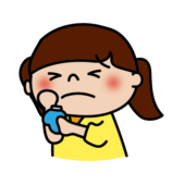 ケガした肘を冷やす子供（女の子）