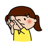 突き指をした指を圧迫する子供（女の子）