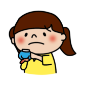 突き指した指を冷やしている子供（女の子）