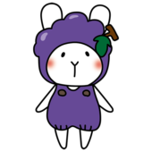 葡萄のかぶり物をしている白いうさぎ