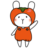 柿のかぶり物をしている白いうさぎ