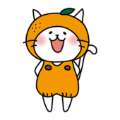 みかんのかぶり物をしている白い猫