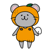 みかんのかぶり物をしているネズミ