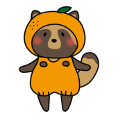 みかんのかぶり物をしているタヌキ