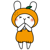 みかんのかぶり物をしている白いうさぎ