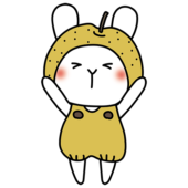 梨のかぶり物をしている白いうさぎ