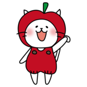 林檎のかぶり物をしている白い猫