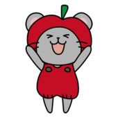 林檎のかぶり物をしているネズミ