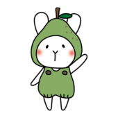 洋ナシのかぶり物をしている白いうさぎ