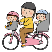ヘルメットをかぶって前と後ろに子供を乗せて自転車に乗るママ