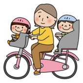 前と後ろに子供を乗せて自転車に乗るママ