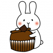 大きなカップケーキを持っている白いうさぎ