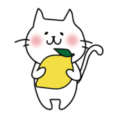 レモンを持っている白い猫