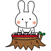 ピアノを弾く白いうさぎ
