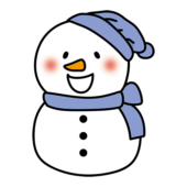 青いマフラーとニット帽をかぶったニンジンの鼻の雪だるま