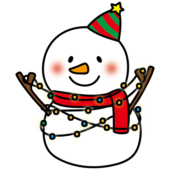 クリスマスの帽子と飾りを持っているニンジンの鼻の雪だるま