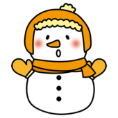 マフラーと耳当て付きの帽子をかぶったニンジンの鼻の雪だるま