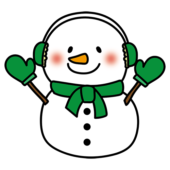 緑のマフラーと耳当てをしているニンジンの鼻の雪だるま