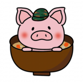 迷彩の帽子をかぶって豚汁の中に入っているぶた