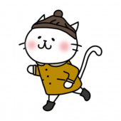 冬に襟付きコートを着て走る白い猫