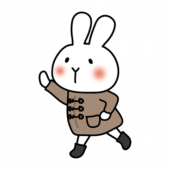 冬にダッフルコートを着て走る白いうさぎ