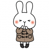 ダッフルコートを着た冬服の白いうさぎ