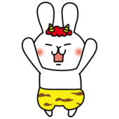 ガォーと脅かしている赤鬼の格好をした白いうさぎ