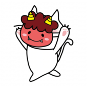 節分で鬼の面を付けて逃げる白い猫