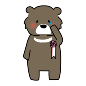 胸にコサージュを付けて泣いているクマ