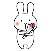 一輪の花を持っている白いうさぎ