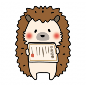 卒業証書を見せているハリネズミ