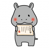 卒業証書を見せているカバ