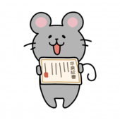 卒業証書を見せているネズミ