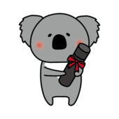 卒業証書を持っているコアラ