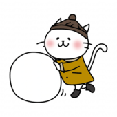 冬服で雪だるまをつくる白い猫