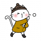冬服を着て雪合戦をする白い猫