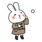 冬服を着て雪合戦をする白いうさぎ