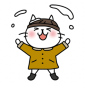 冬服で雪をなげて遊ぶ白い猫