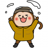 冬服で雪をなげて遊ぶ猿