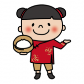 チャイナ服を着てせいろを持って案内する子供（女の子）