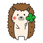 四つ葉のクローバーを持っているハリネズミ