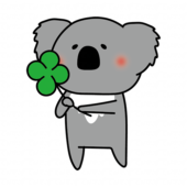 四つ葉のクローバーを持っているコアラ