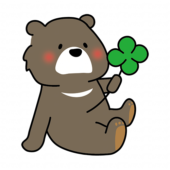 四つ葉のクローバーを持っているクマ